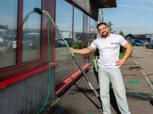 Glasflächenreinigung mit Reinwasser durch acko egbr an einem Büroeinrichtungshaus in Neckarsulm